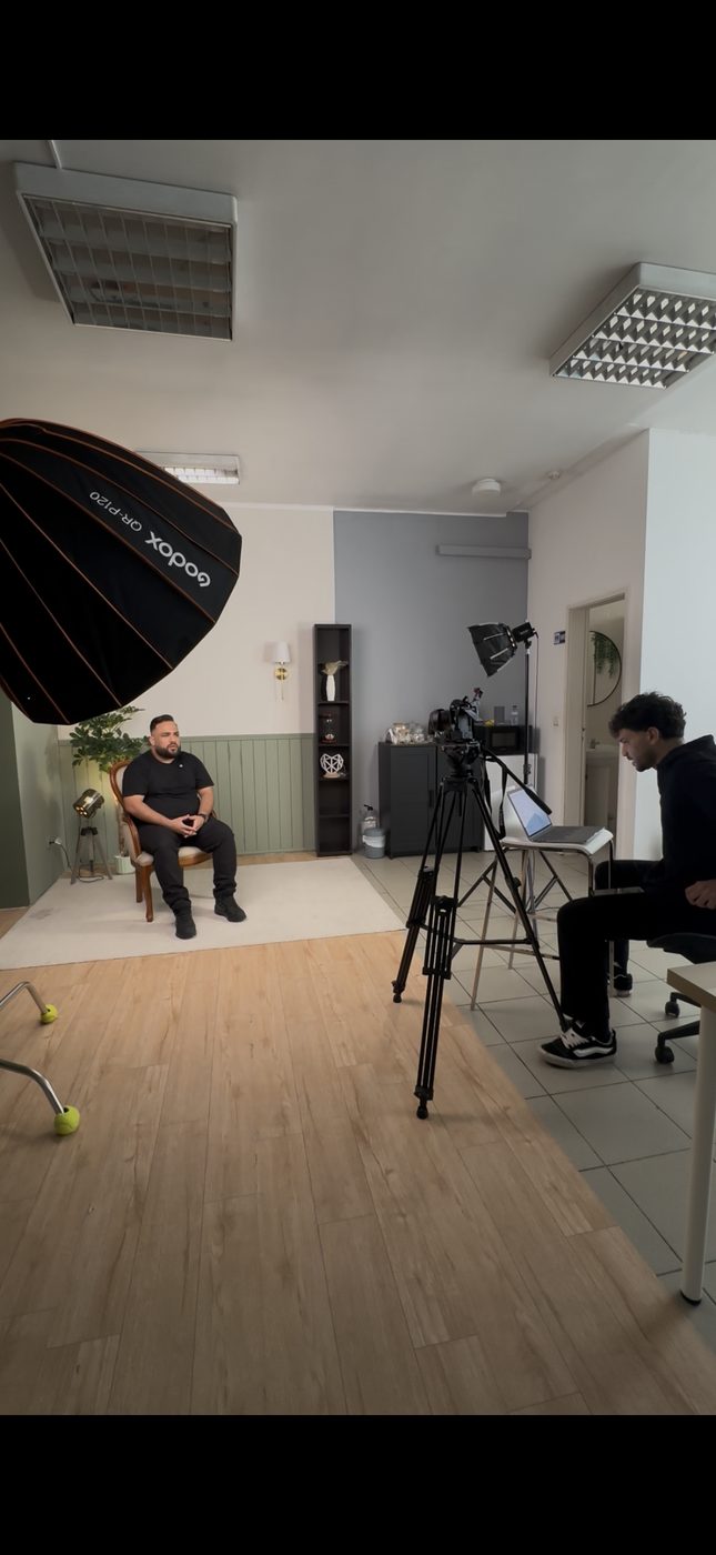 Sessão de gravação com softbox, tripé e entrevistado em cena.