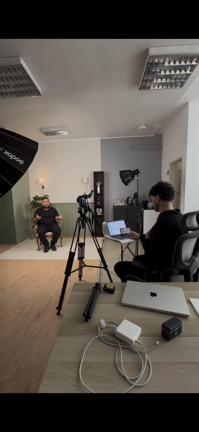 Set de filmagem montado para uma entrevista profissional.