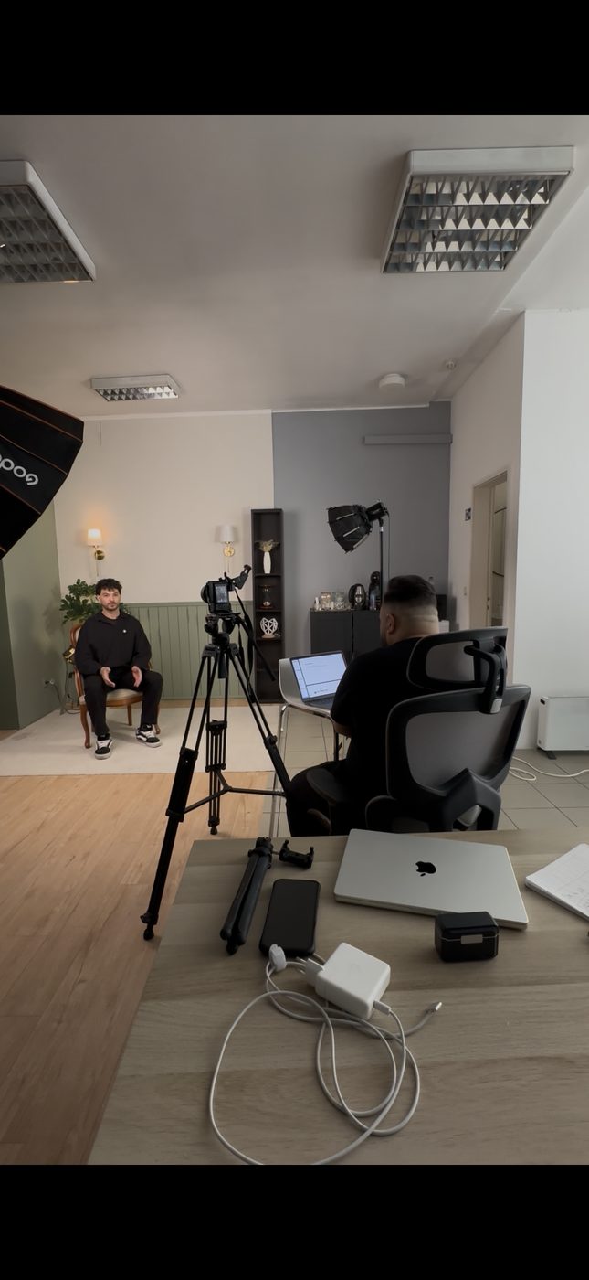 Plano amplo do estúdio com equipamento de iluminação posicionado.