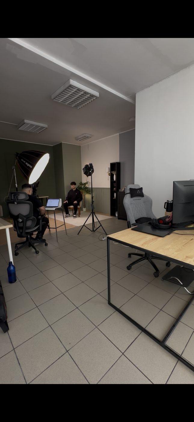 Equipa Think a operar câmara e monitor durante captação.