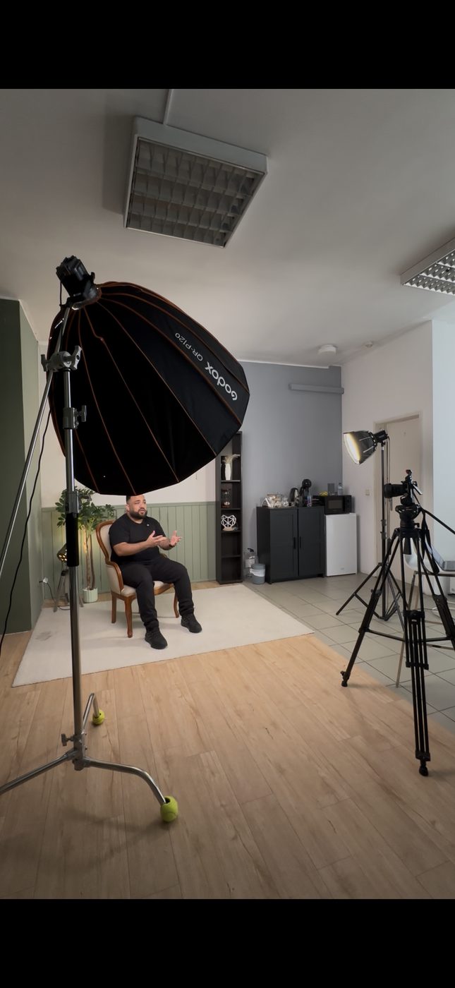 Bastidores de produção audiovisual: equipamento e ambiente de gravação.